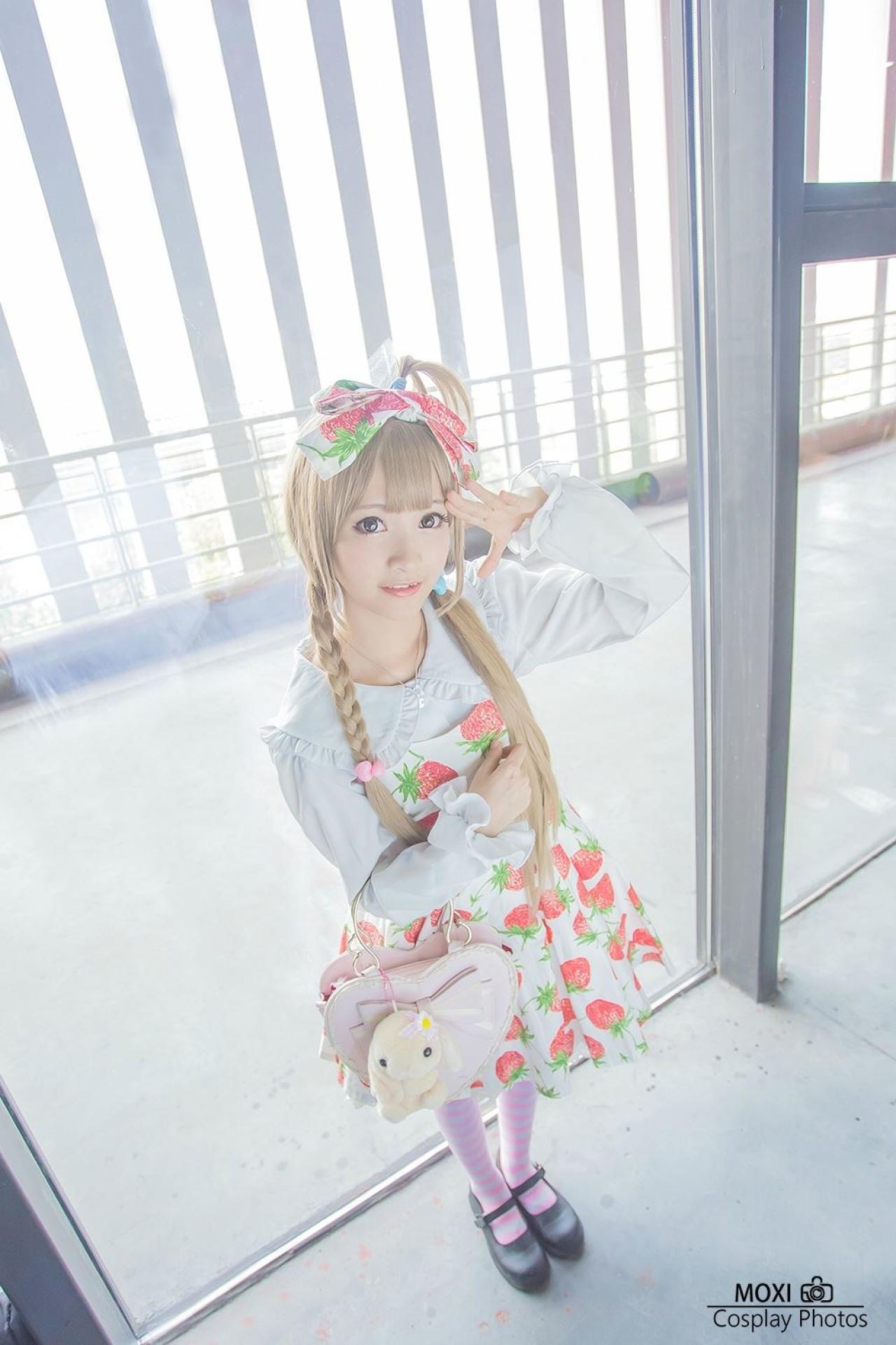 橘子酱五指伸开放在眼睛前