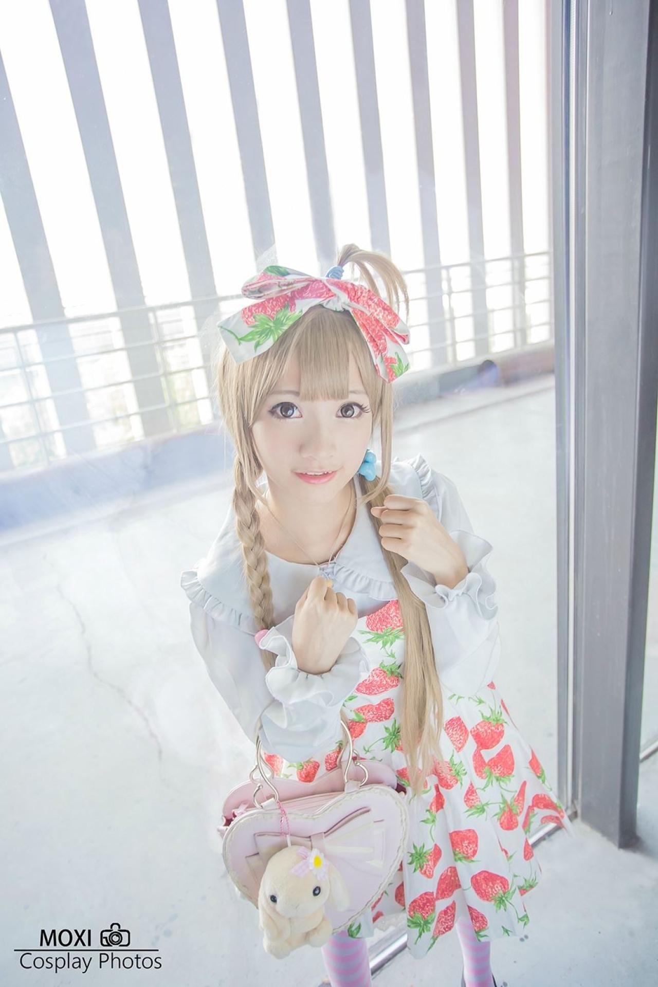 橘子酱双手半握拳放在肩部