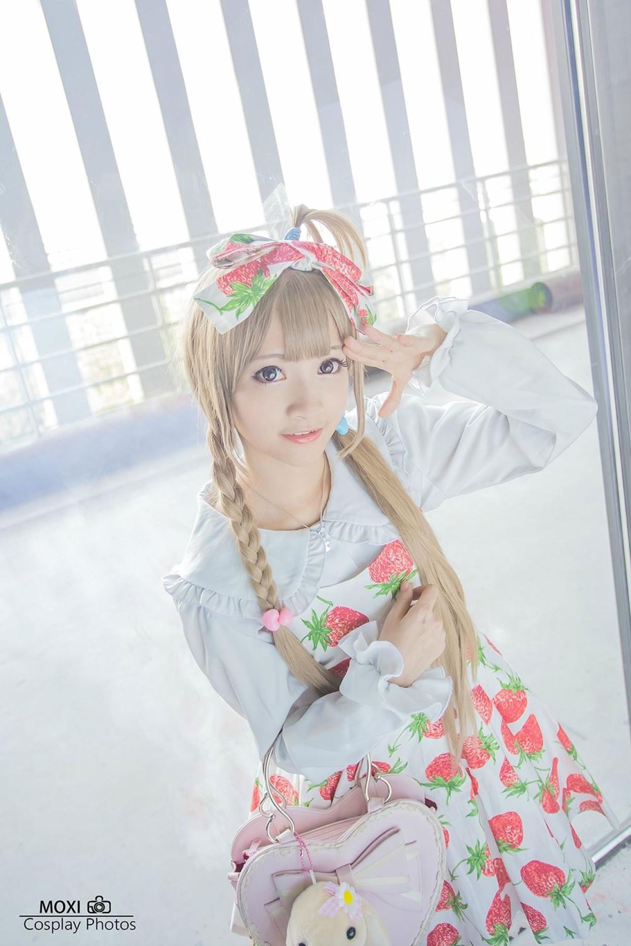 橘子酱张开五指放在眼前