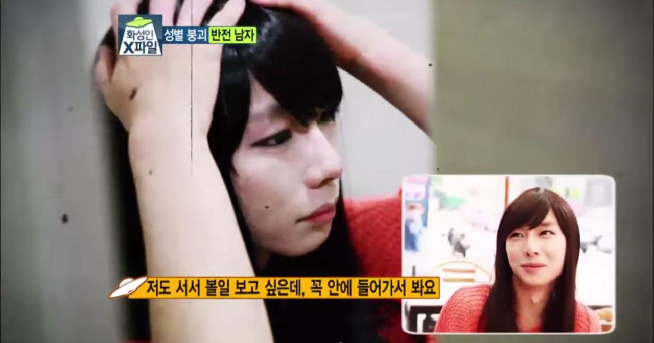 男孩在卫生间的里间