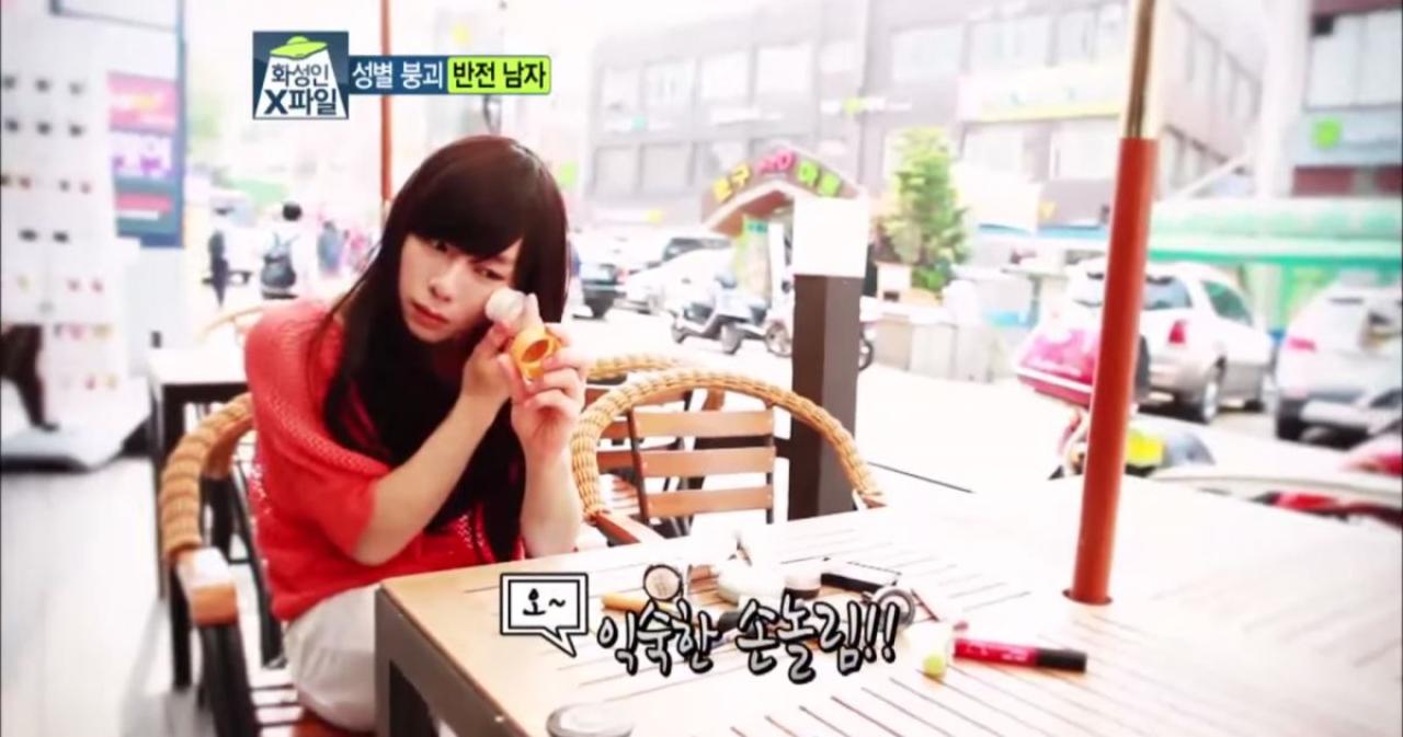 男孩拿出袋子，倒出里面的化妆品，现场化妆。