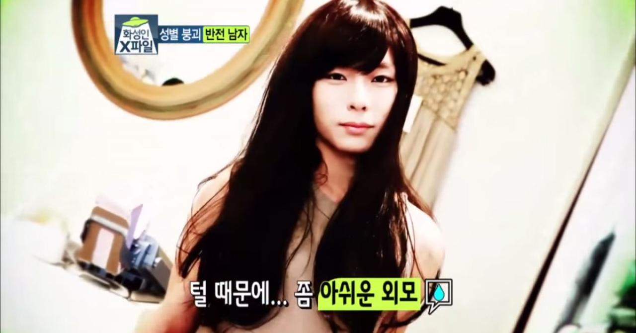 穿着棕色瘦身版连衣短裙男孩小摆拍上半身照