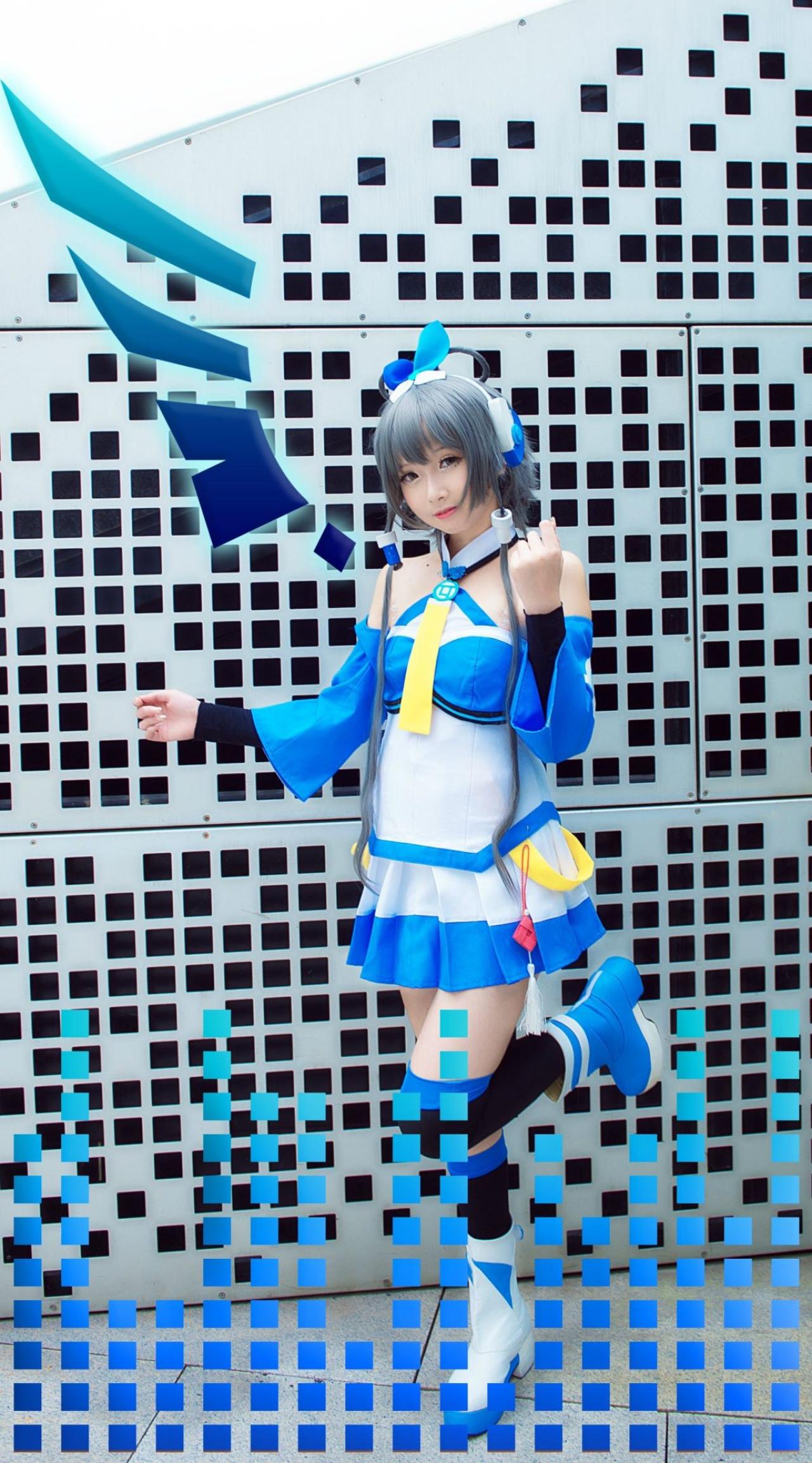 小圆脸雪雪扮演洛天依与音符