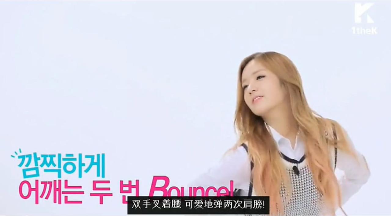 舞蹈示范动作：双手叉着腰，可爱地弹两次肩膀，右肩下摆，左肩上扬