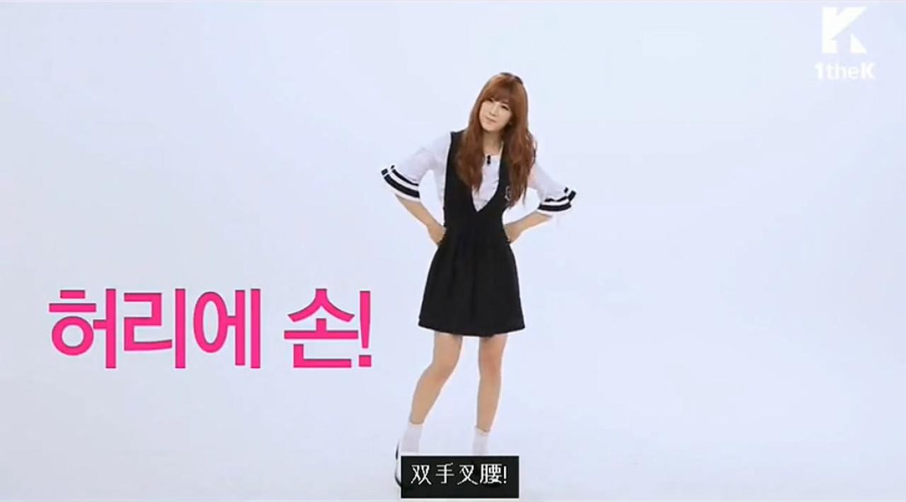 舞蹈示范动作：双手叉腰