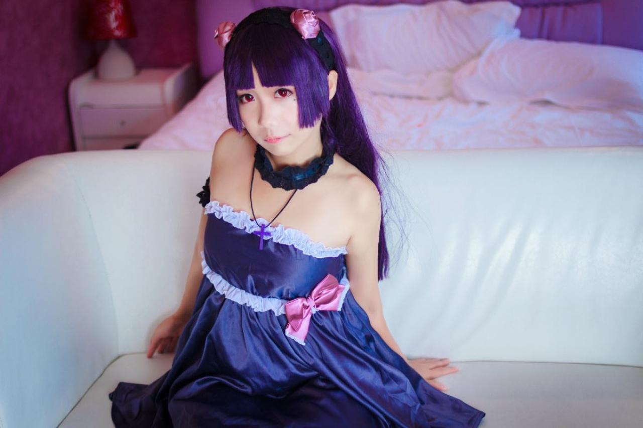 七喵扮演五更琉璃双手撑着坐在沙发上