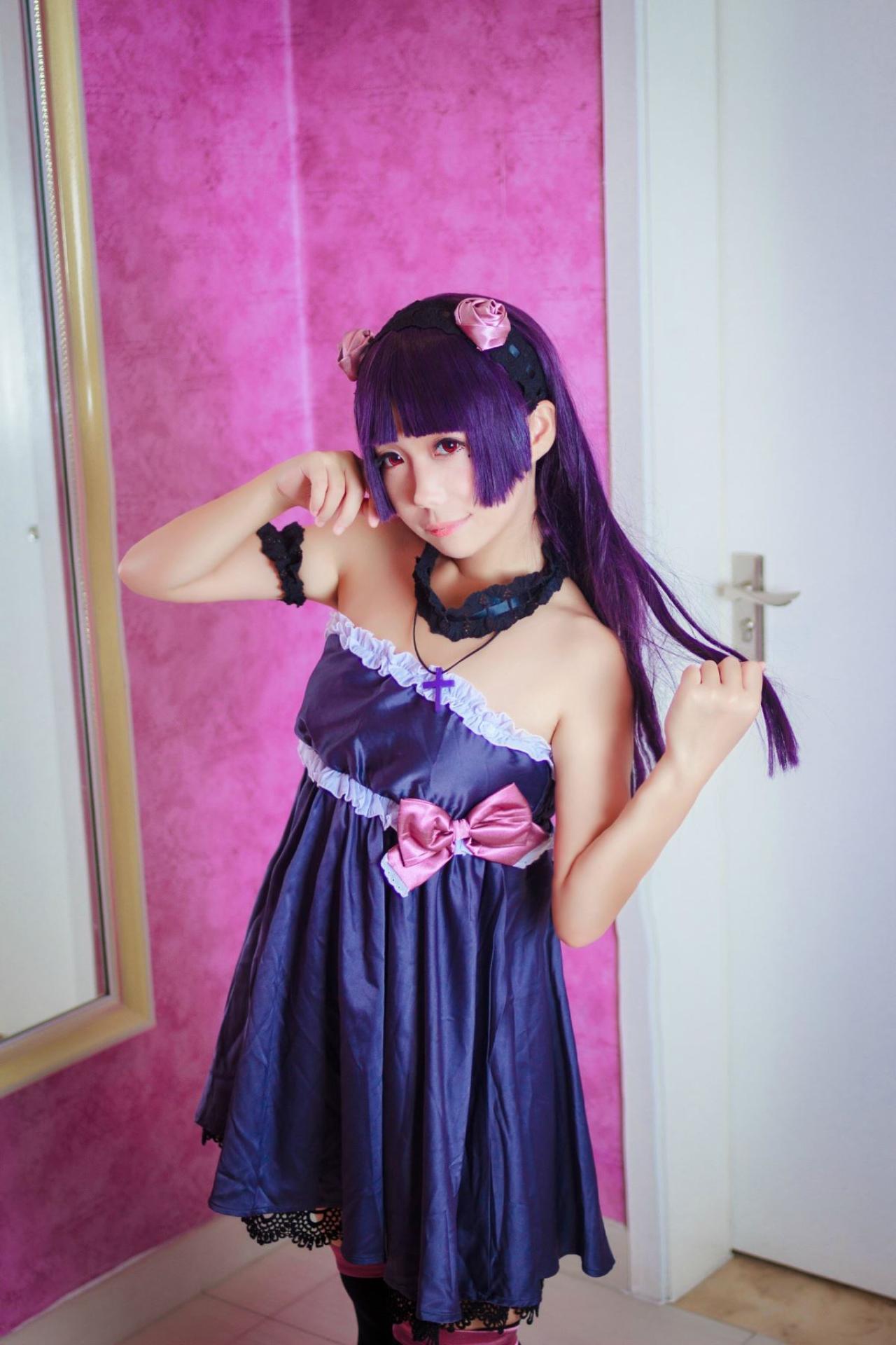 七喵扮演五更琉璃右手贴着发梢，左手捏着长发发尾