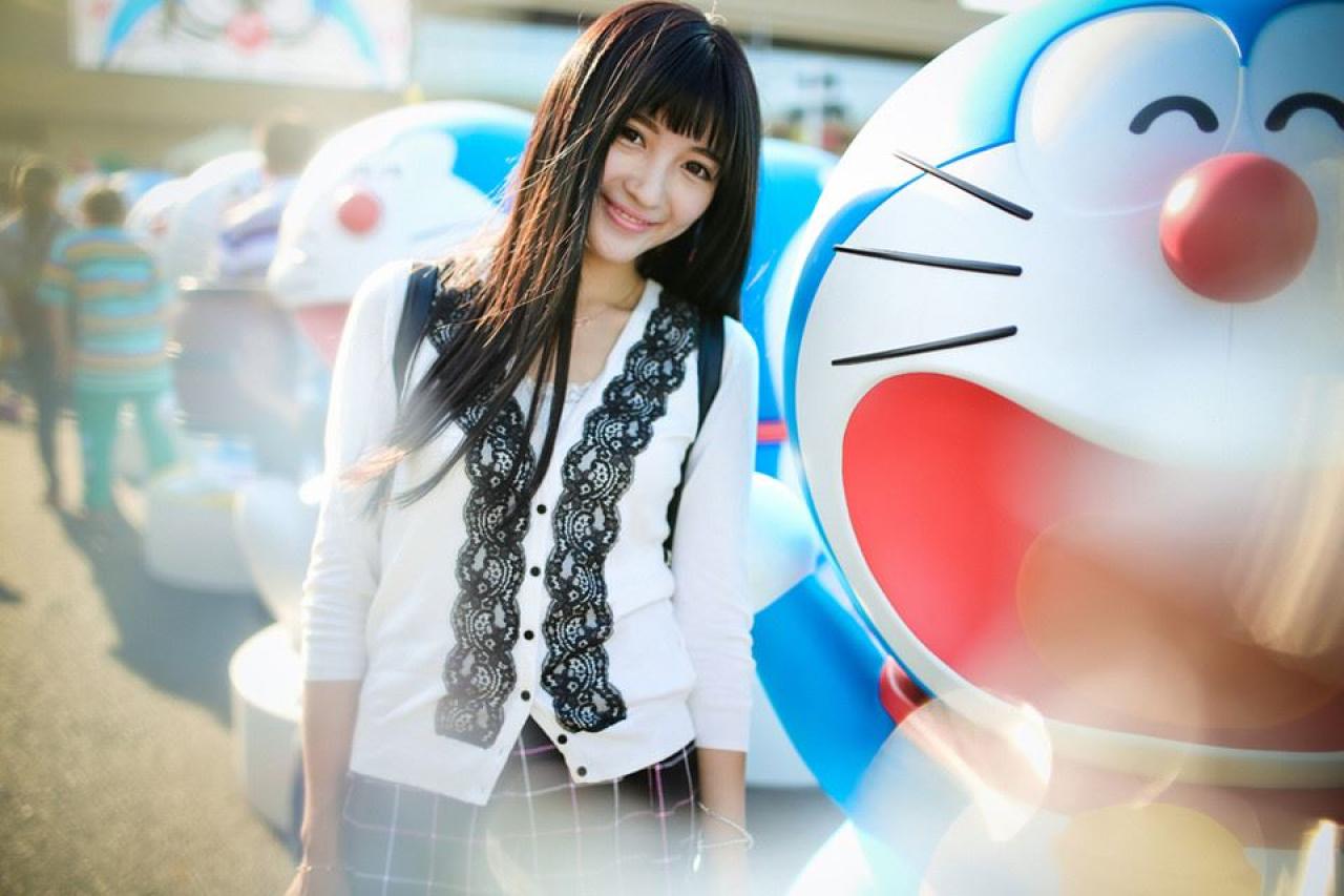 嗡嗡在张大嘴笑的哆啦A梦右侧