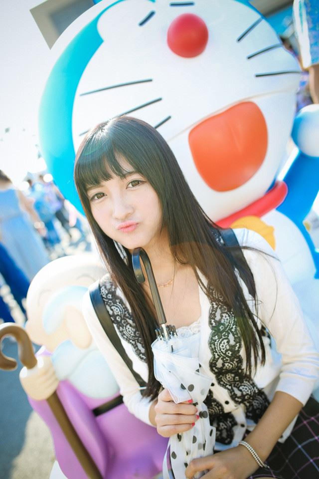 嗡嗡下巴贴在伞把上