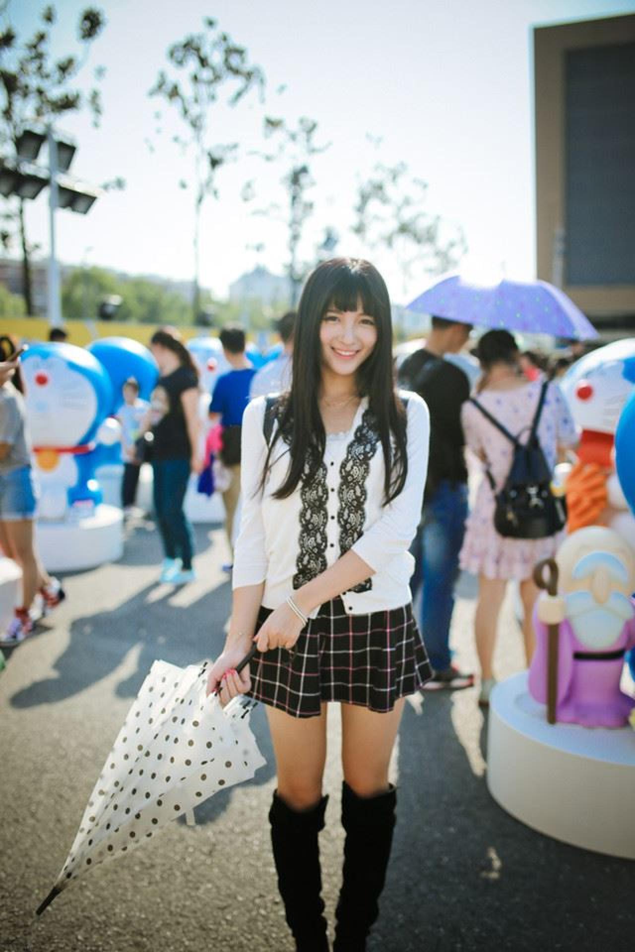 嗡嗡双手握着伞