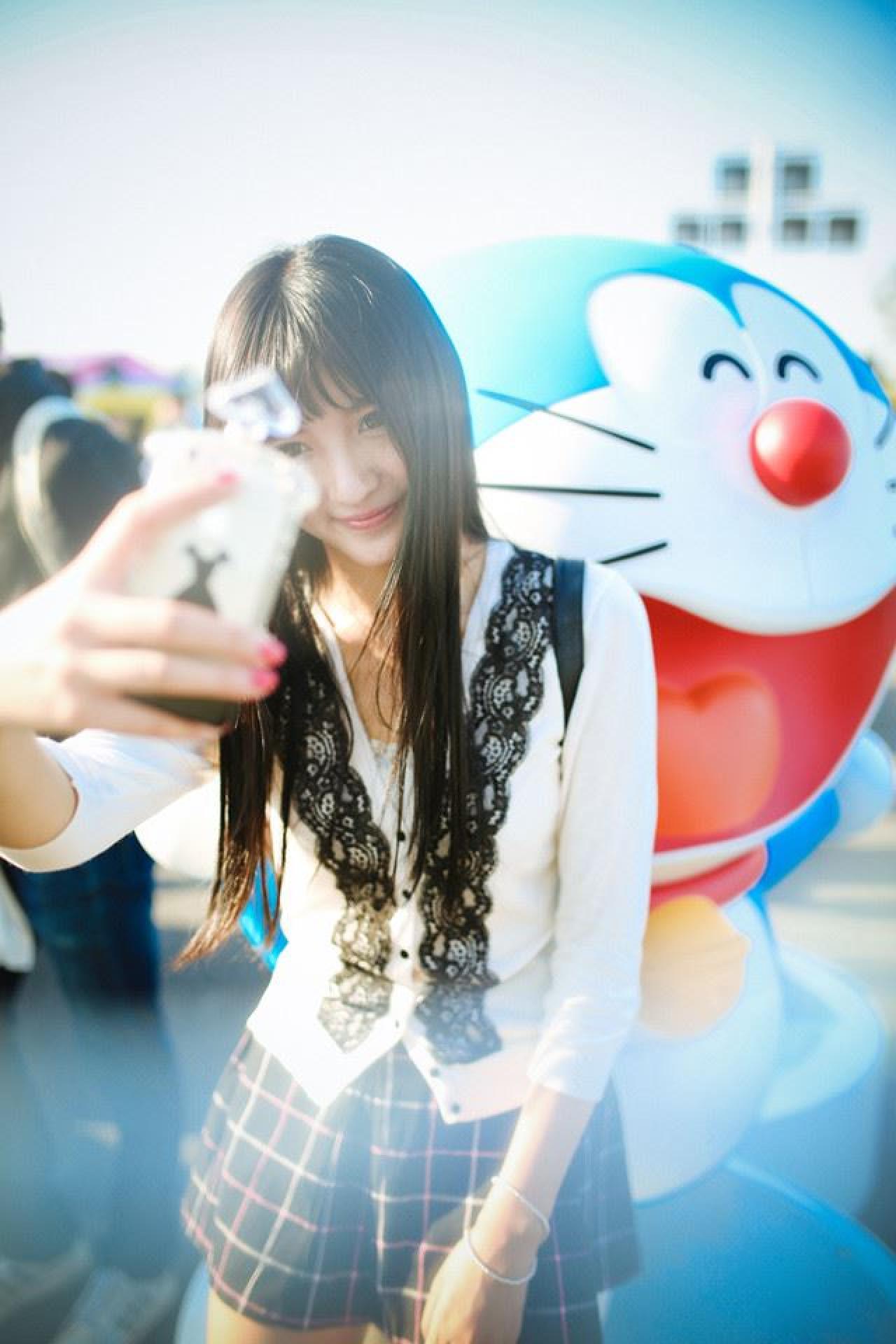 嗡嗡在张大嘴巴笑的哆啦A梦自拍