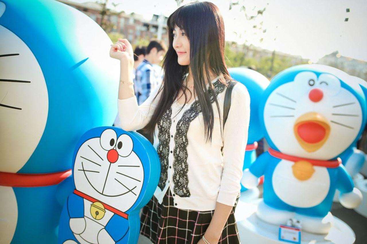 嗡嗡单手撑在小哆啦A梦的头上