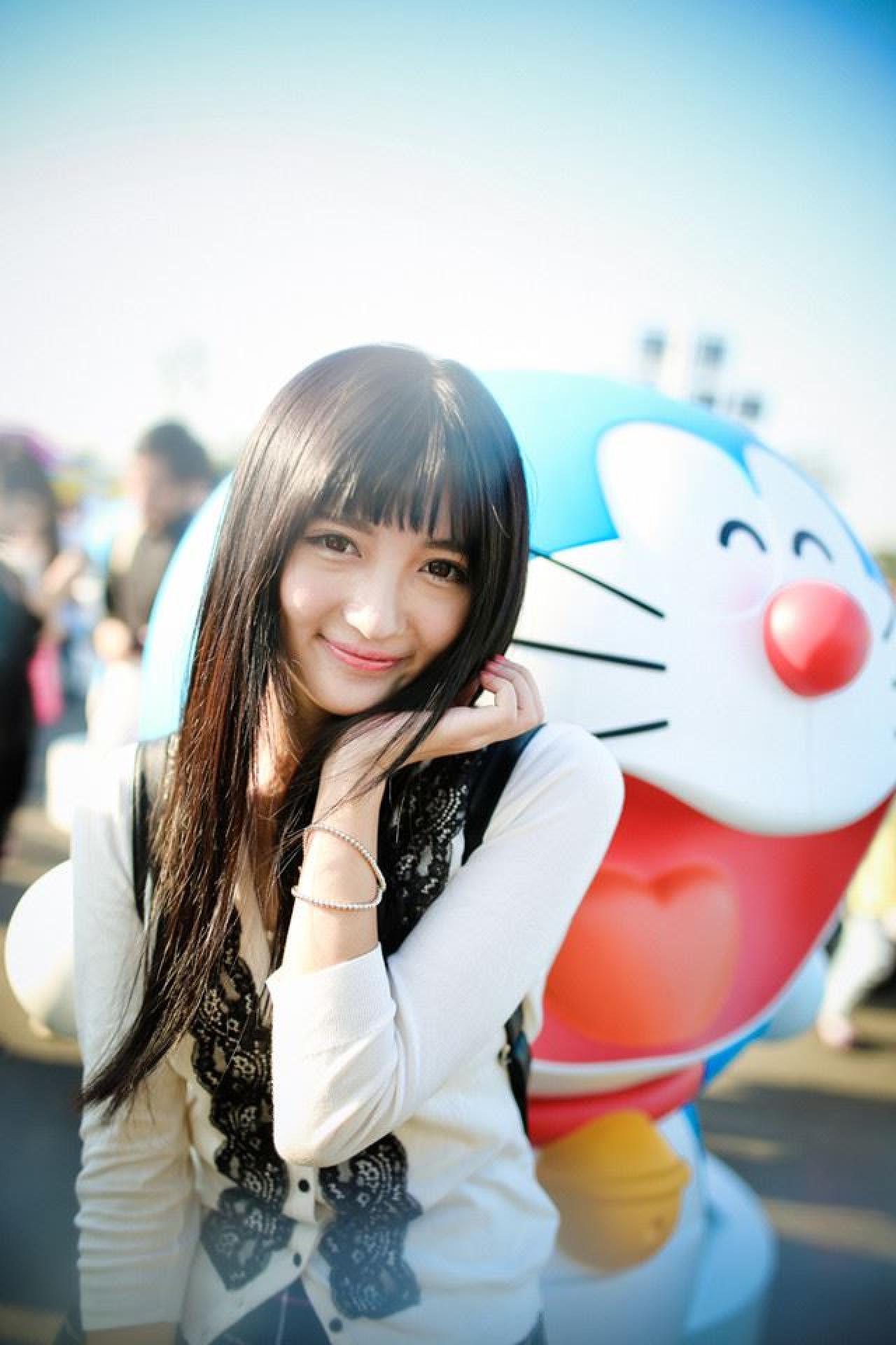 嗡嗡左手贴着脸