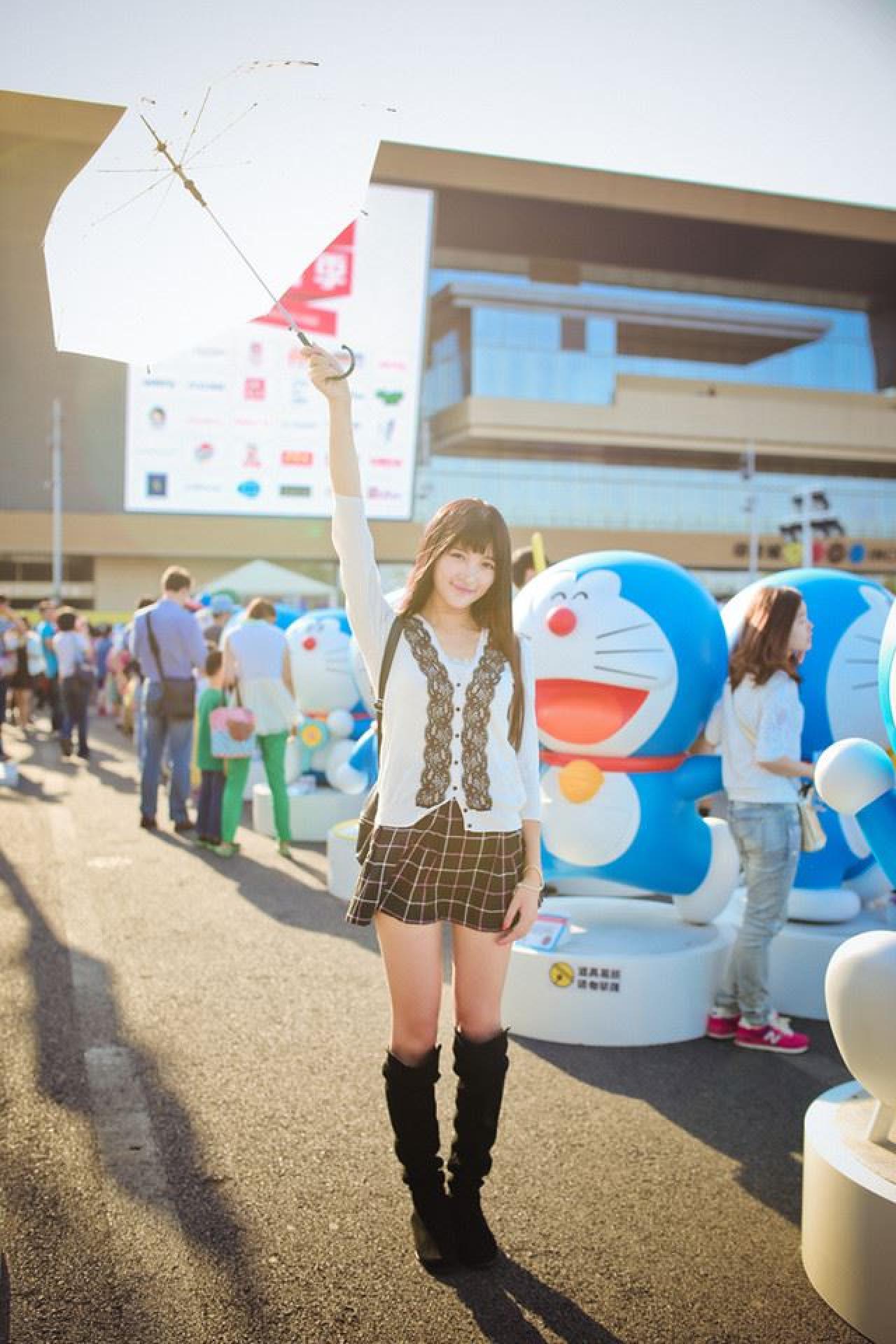 嗡嗡高高举起伞