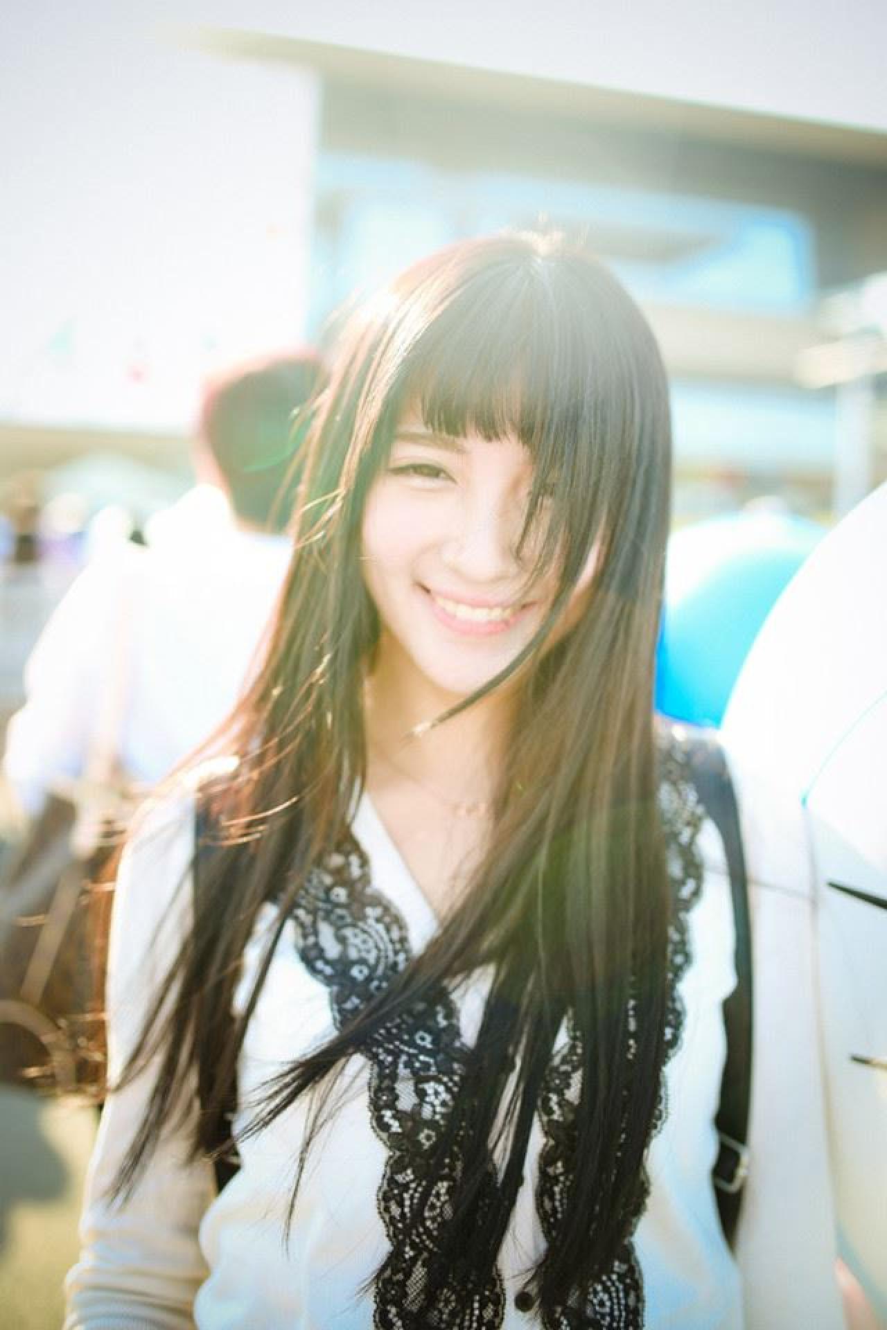 嗡嗡头发随风飘动，遮住了左侧脸颊