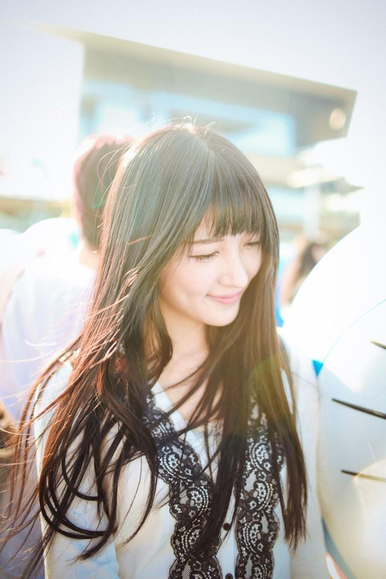 嗡嗡颔首贴在哆啦A梦旁