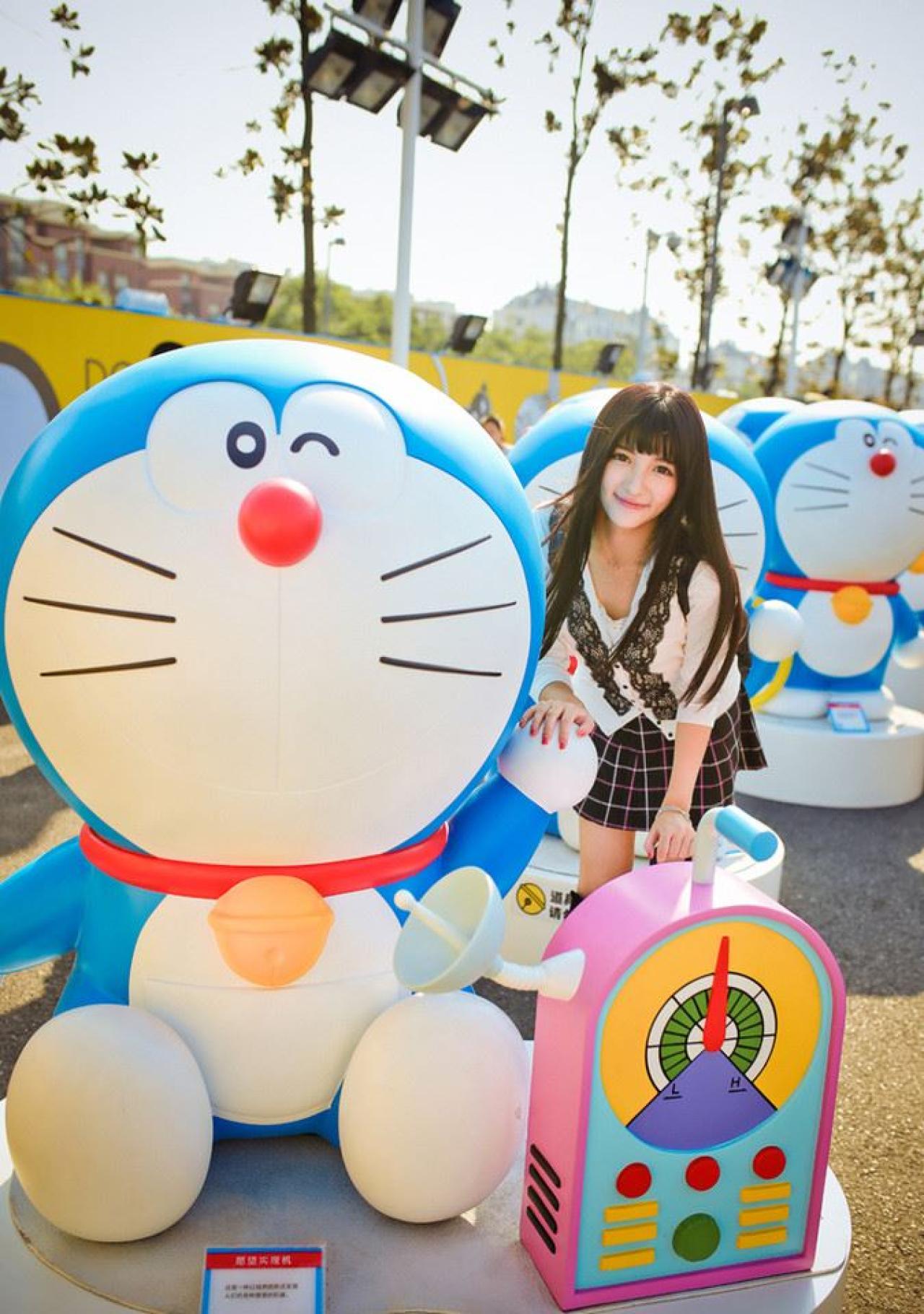 嗡嗡弓着腰手搭在哆啦A梦的手上