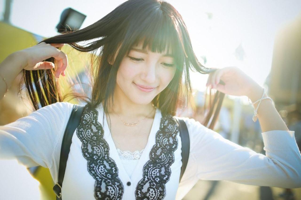 嗡嗡双手捋起头发