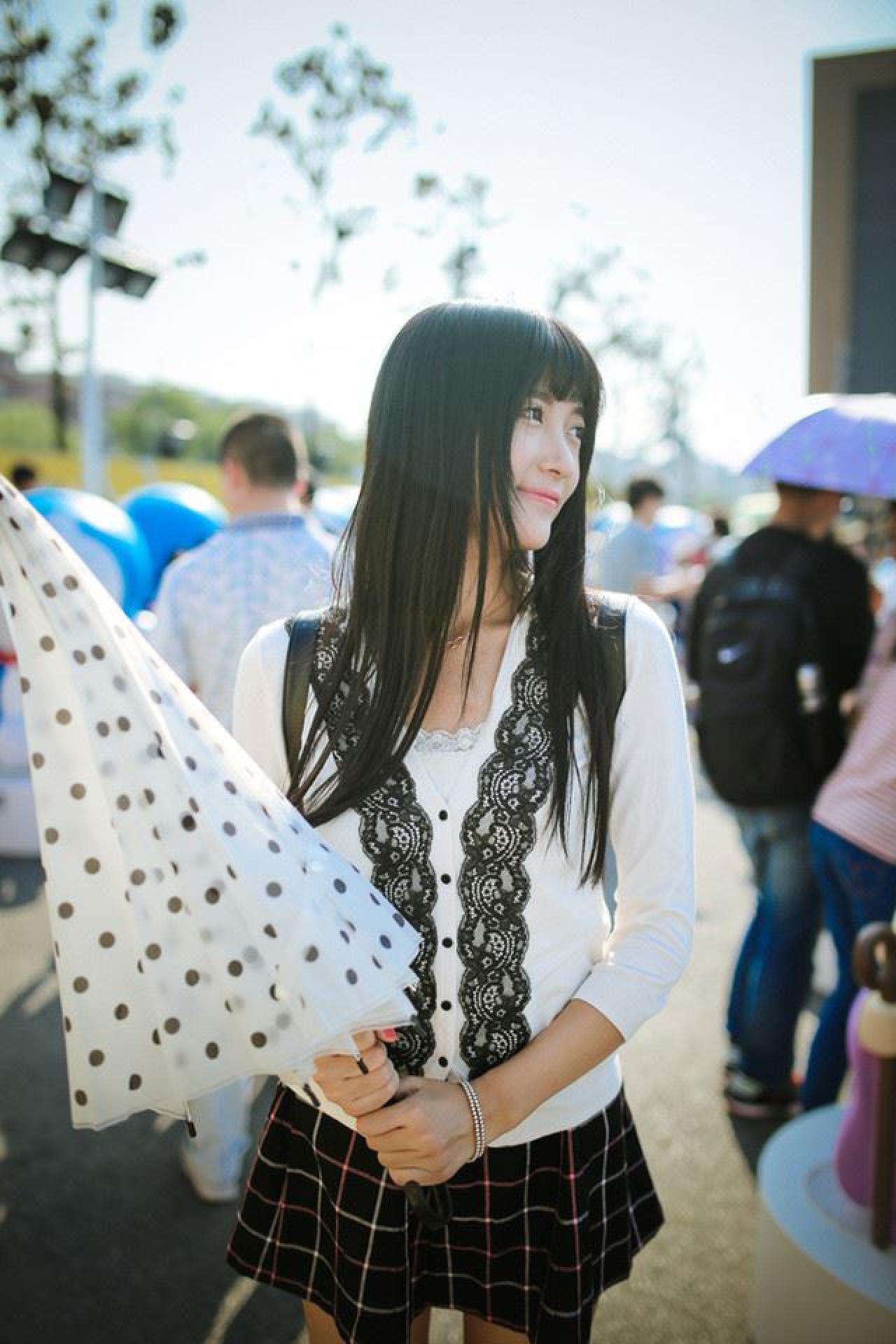 嗡嗡双手握着伞把