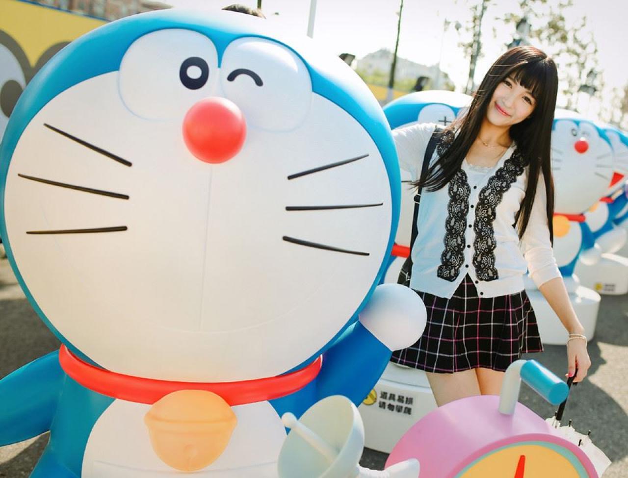 嗡嗡在哆啦A梦的道具后，摸着哆啦A梦的头