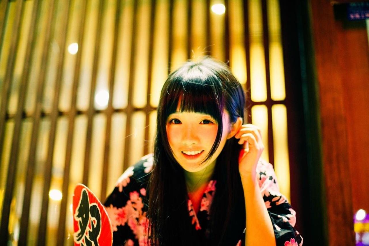 小陆离轻捋耳边的发梢