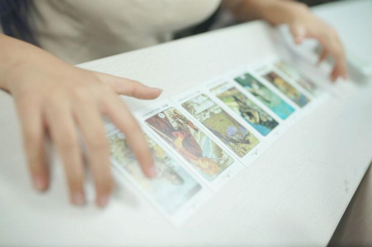 慕斯扮演东条希身前桌子上的塔罗牌