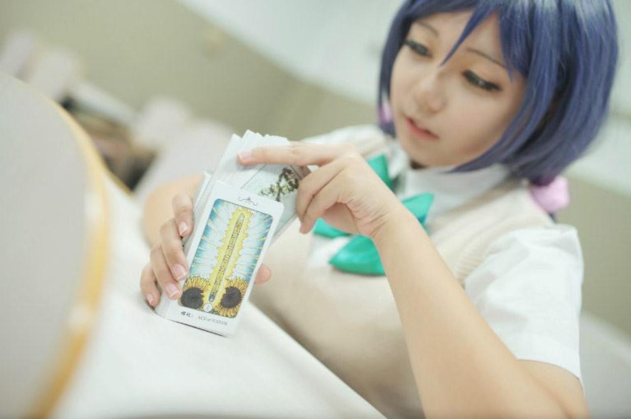 慕斯扮演东条希正在洗牌