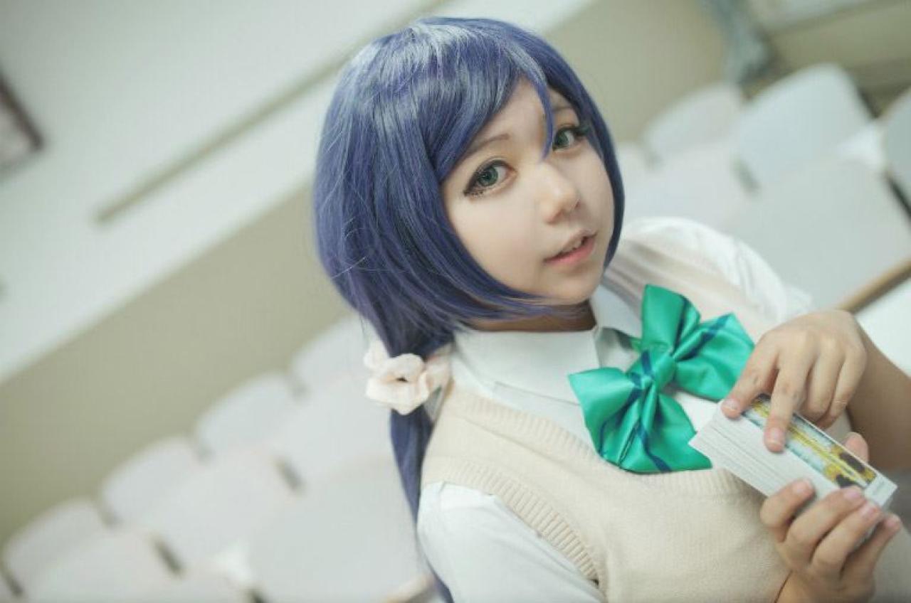 慕斯扮演东条希拿着一副塔罗牌