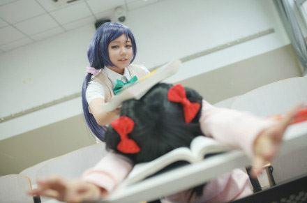 慕斯扮演东条希的课本砸到阿琴扮演矢泽妮可后脑勺，矢泽妮可扒桌