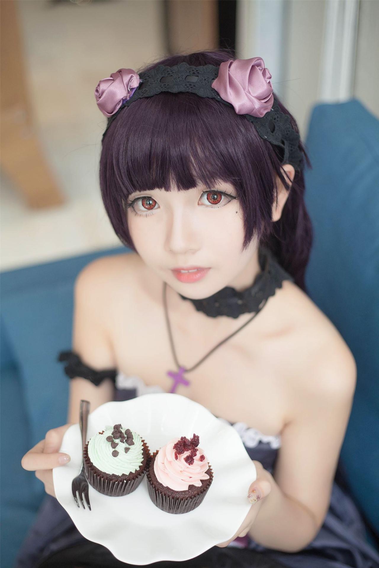 小圆脸雪雪扮演黑猫双手捧着点心