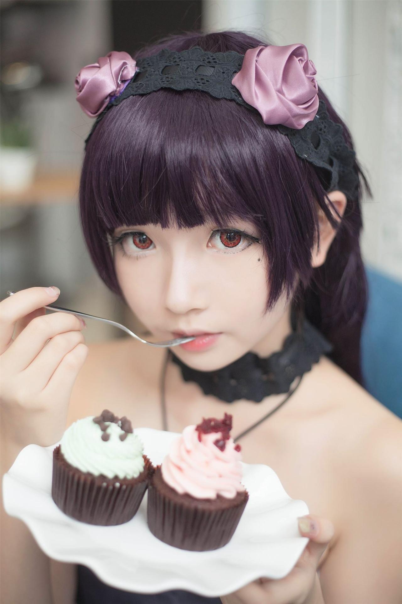 小圆脸雪雪扮演黑猫咬着叉子