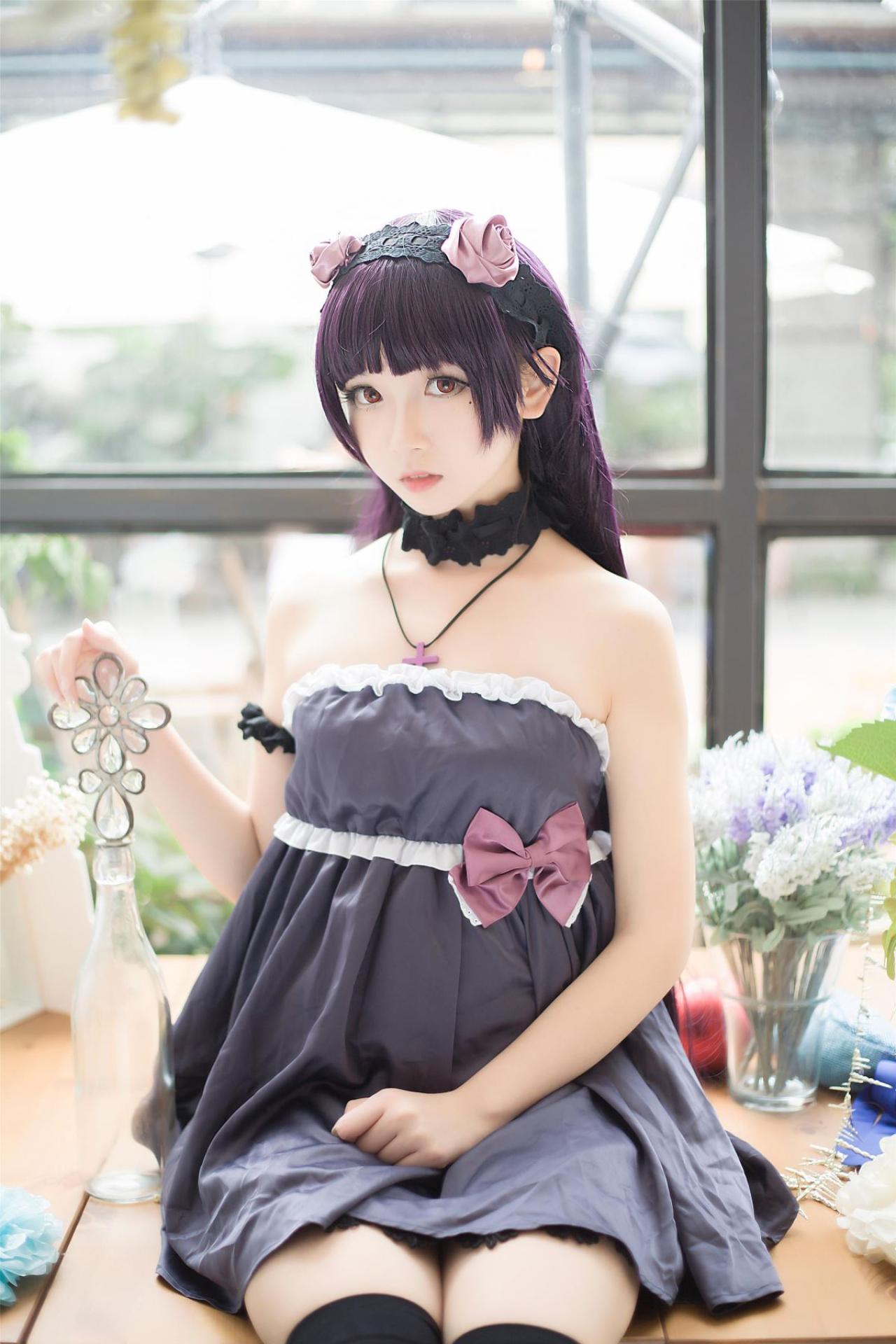 小圆脸雪雪扮演黑猫坐在窗台上