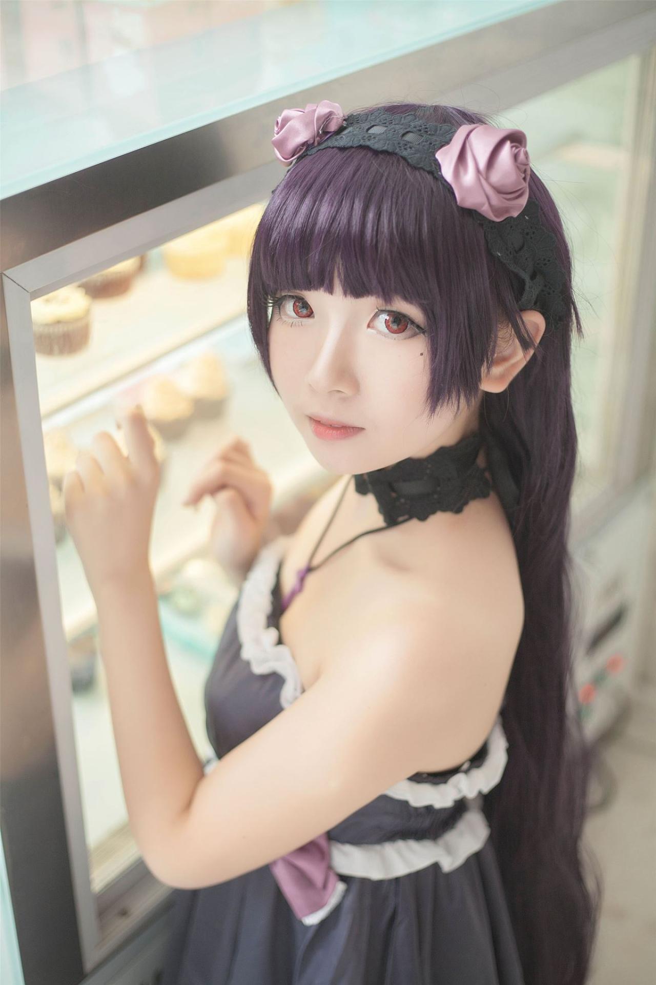 小圆脸雪雪扮演黑猫双手扶在冰柜保鲜室门上