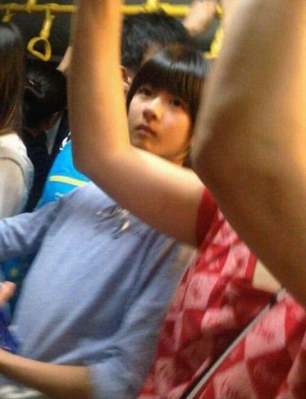 公交萌妹的正脸