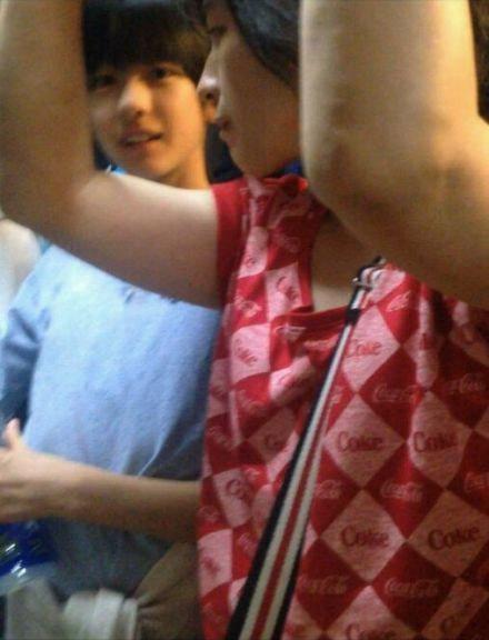 公交萌妹在大妈胳膊背后