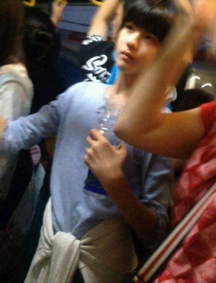 公交萌妹拿着脉动的瓶子