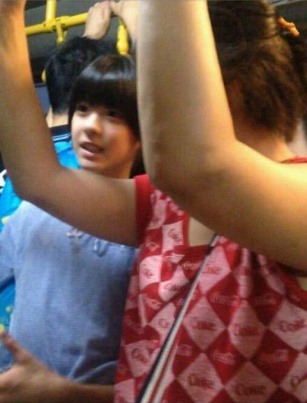 公交萌妹咧嘴的神情