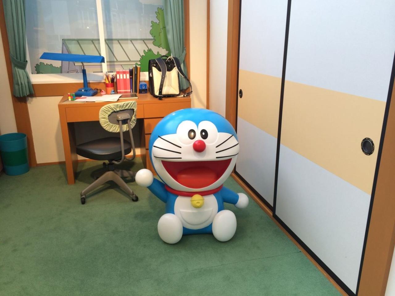 野比大雄家实景中给大家打招呼的哆啦A梦