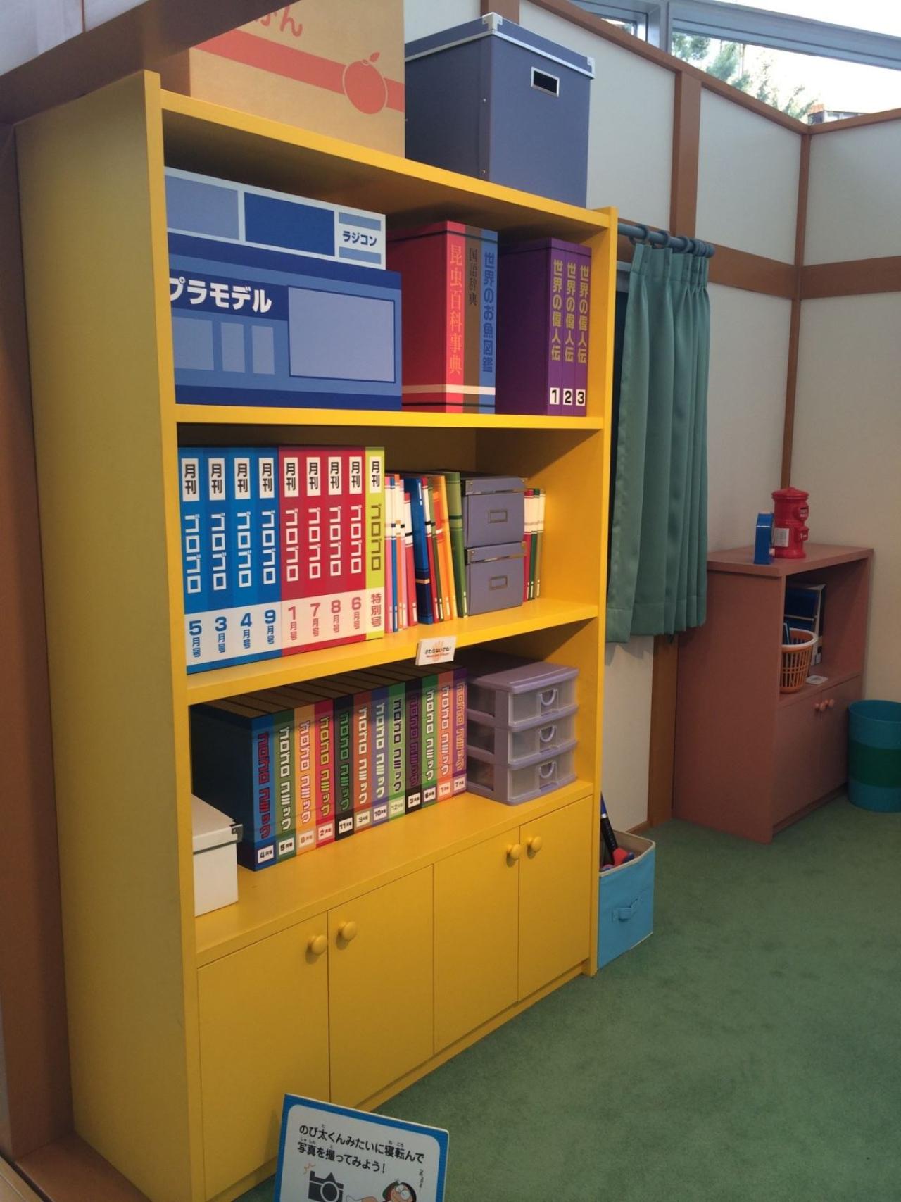 野比大雄家实景中的摆满各种漫画书的书柜