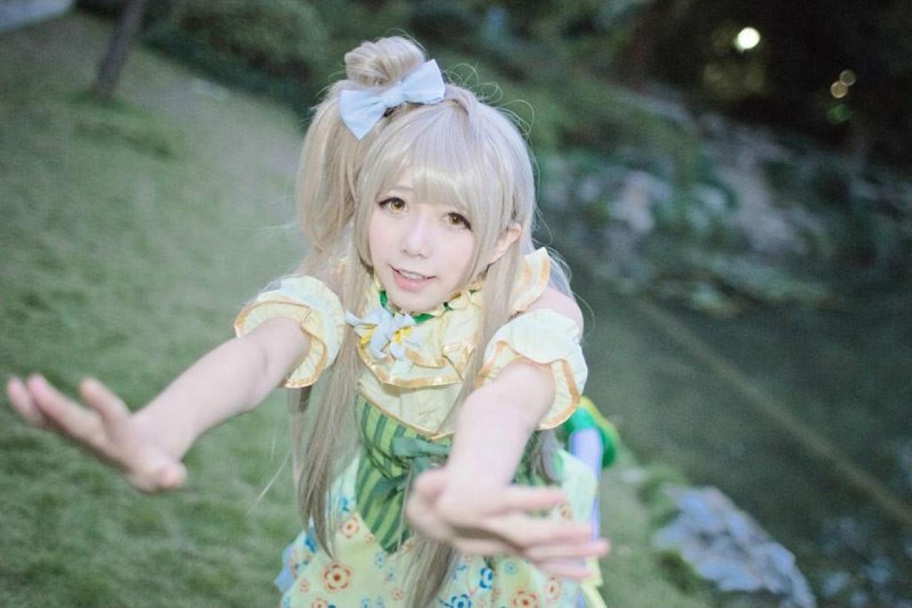 胡纸姐姐扮演南小鸟半弯腰，双手五指打开