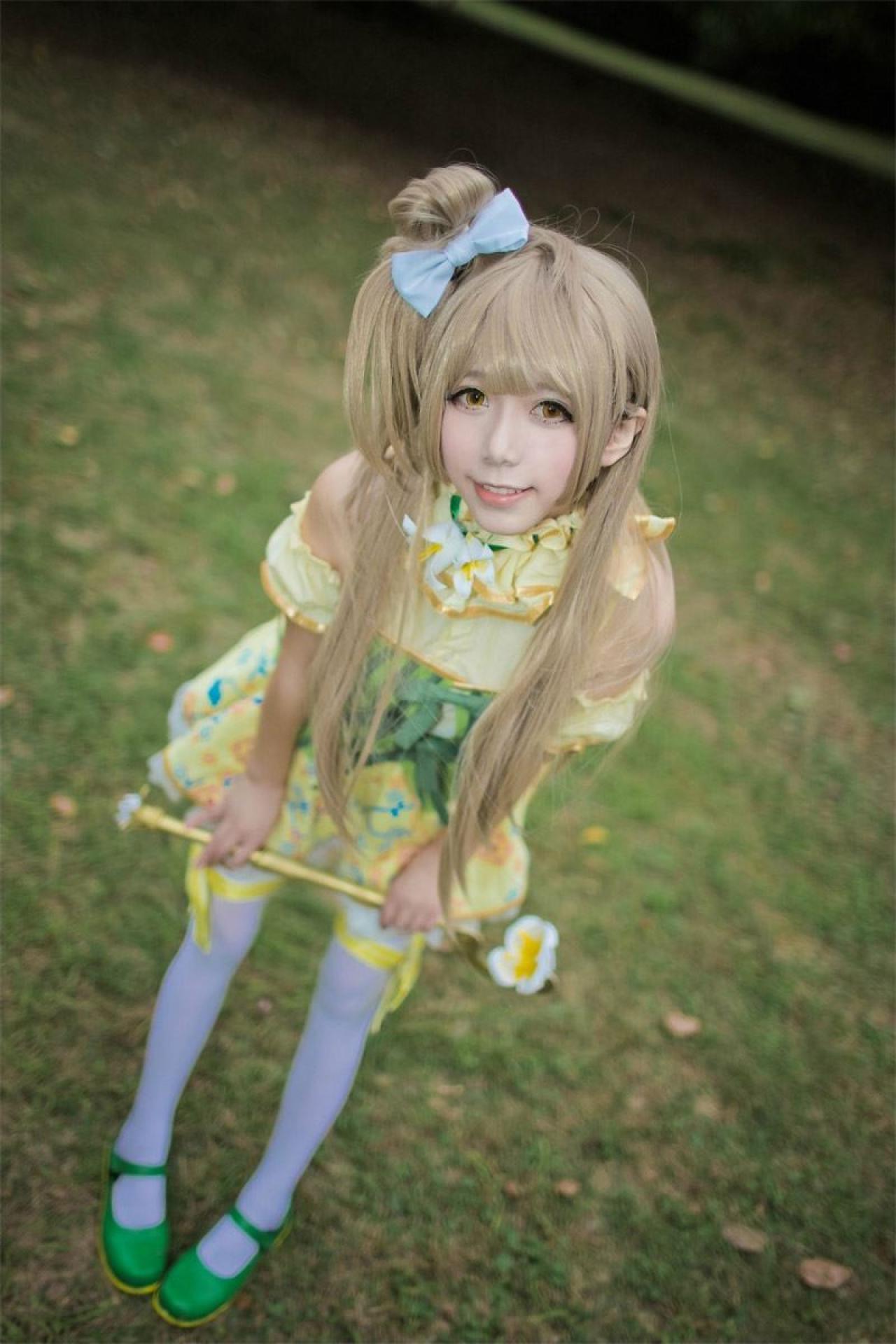 胡纸姐姐扮演南小鸟半弯腰，双手握着风铃花手杖