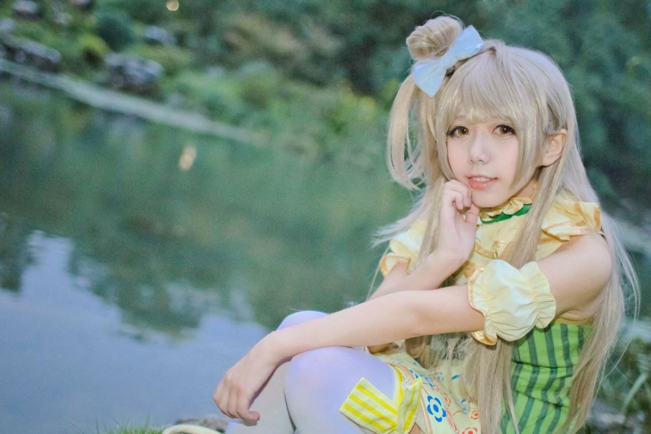 胡纸姐姐扮演南小鸟坐在湖边