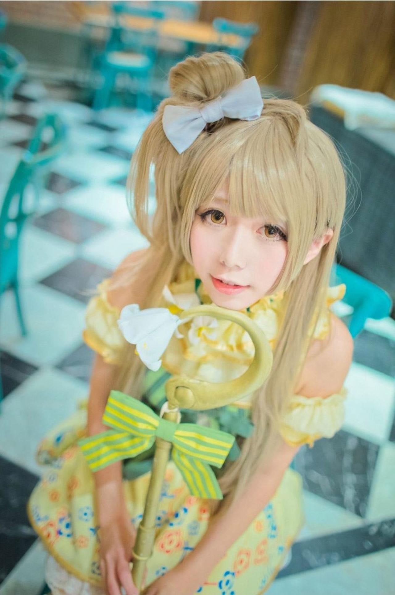 胡纸姐姐扮演南小鸟下巴搭在风铃花手杖上