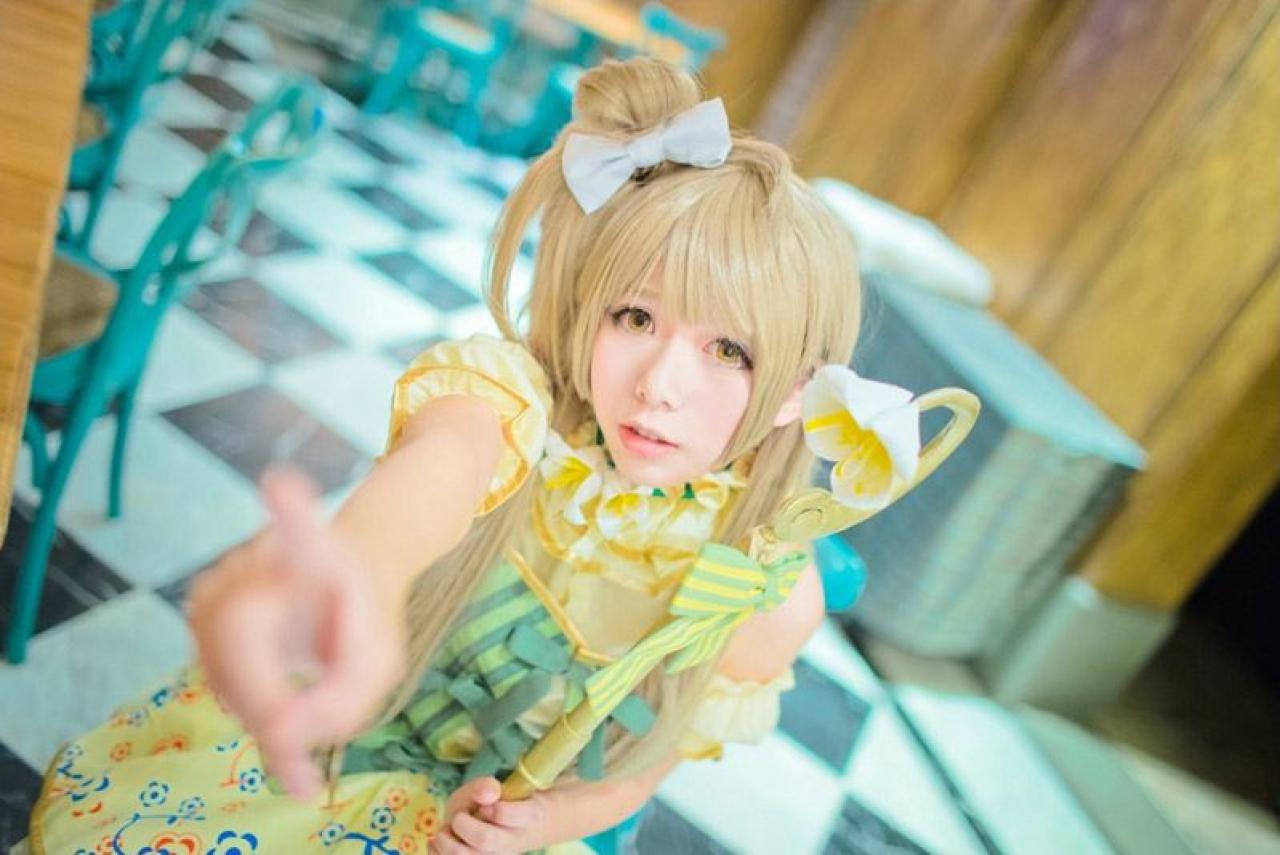 胡纸姐姐扮演南小鸟左手拿着风铃花手杖，右手向镜头伸出食指