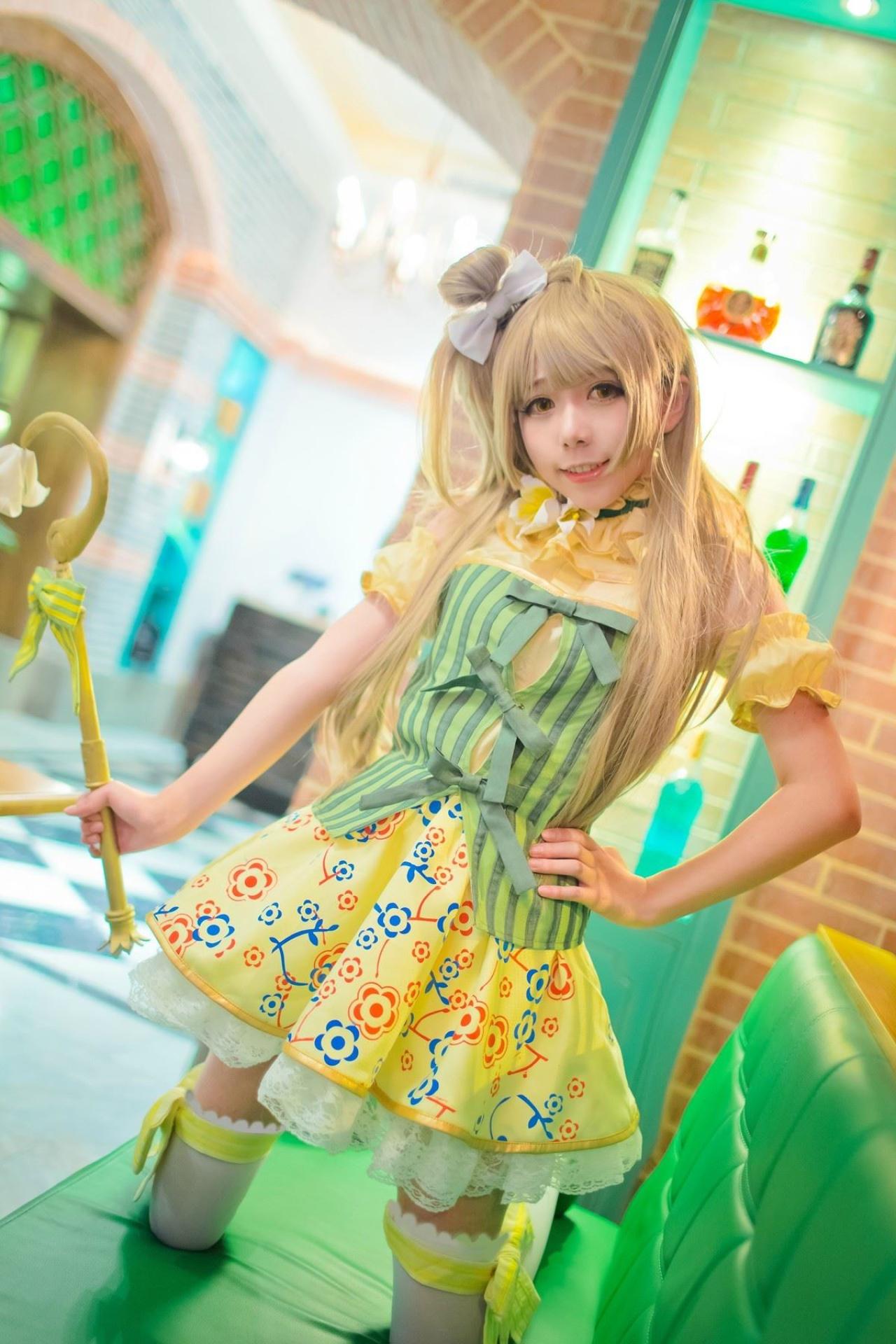 胡纸姐姐扮演南小鸟跪坐在椅子上，左手叉腰，右手拿着风铃花手杖