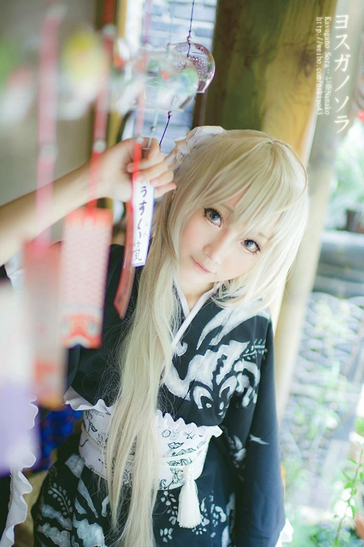 七奈扮演春日野穹右手轻抚风铃