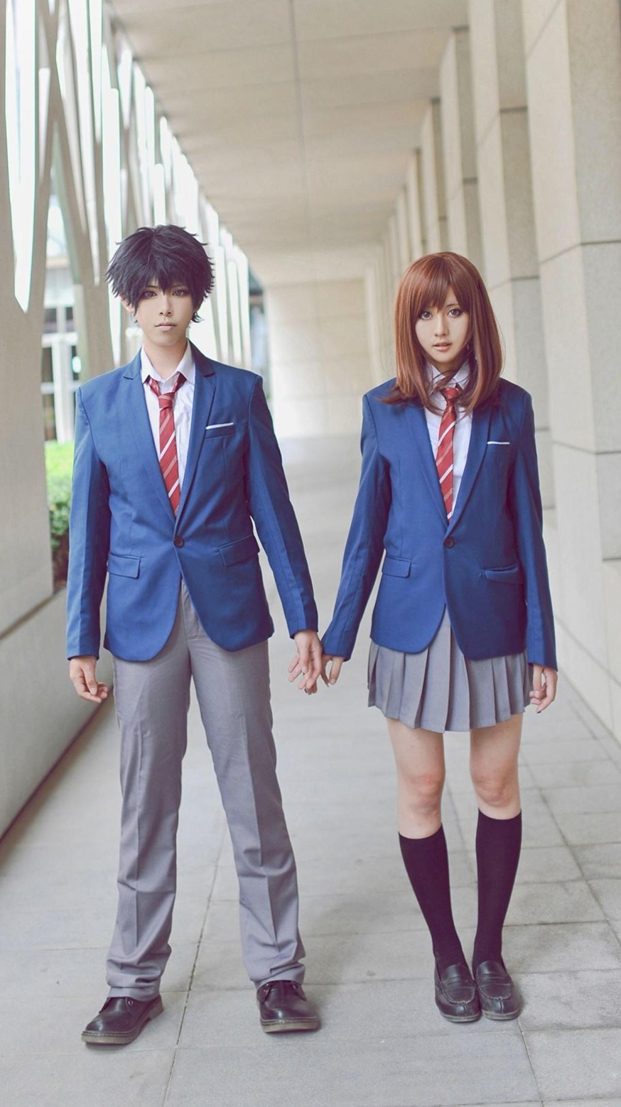 漠小然扮演的马渕洸与空气娘扮演的吉冈双叶走廊里手牵手