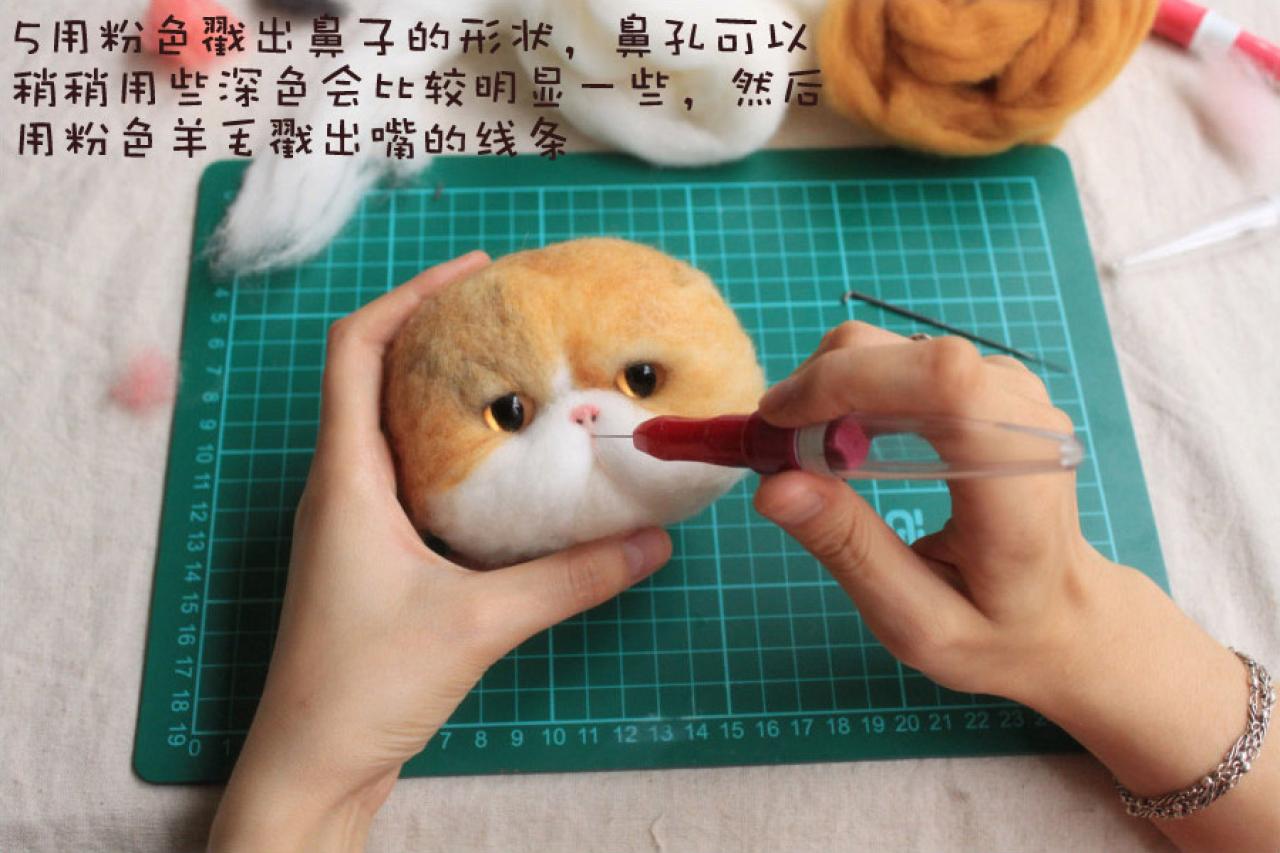 猫咪胸针制作第五步：戳出猫咪粉色鼻子