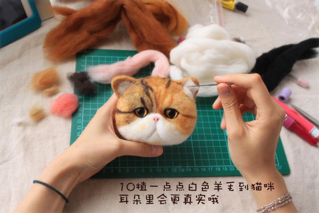 猫咪胸针制作第十步：向猫耳朵里植入白色羊毛
