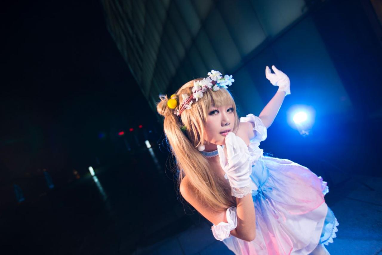 袭微扮演南小鸟弯腰，右手放在嘴唇边上